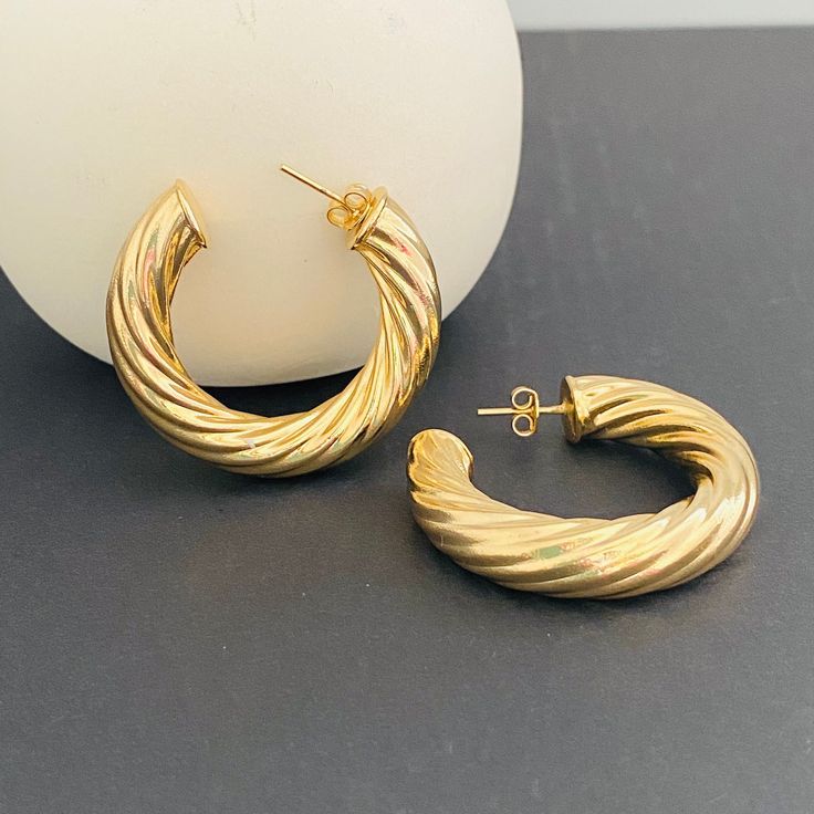 TWISTED OPEN CIRCLE EARRING